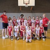 Les dix-sept jeunes basketteuses valaisannes qui représenteront la Suisse aux United World Games avec leurs coachs, Andrea Hajdune (à gauche) et Eglé Moix (à droite).